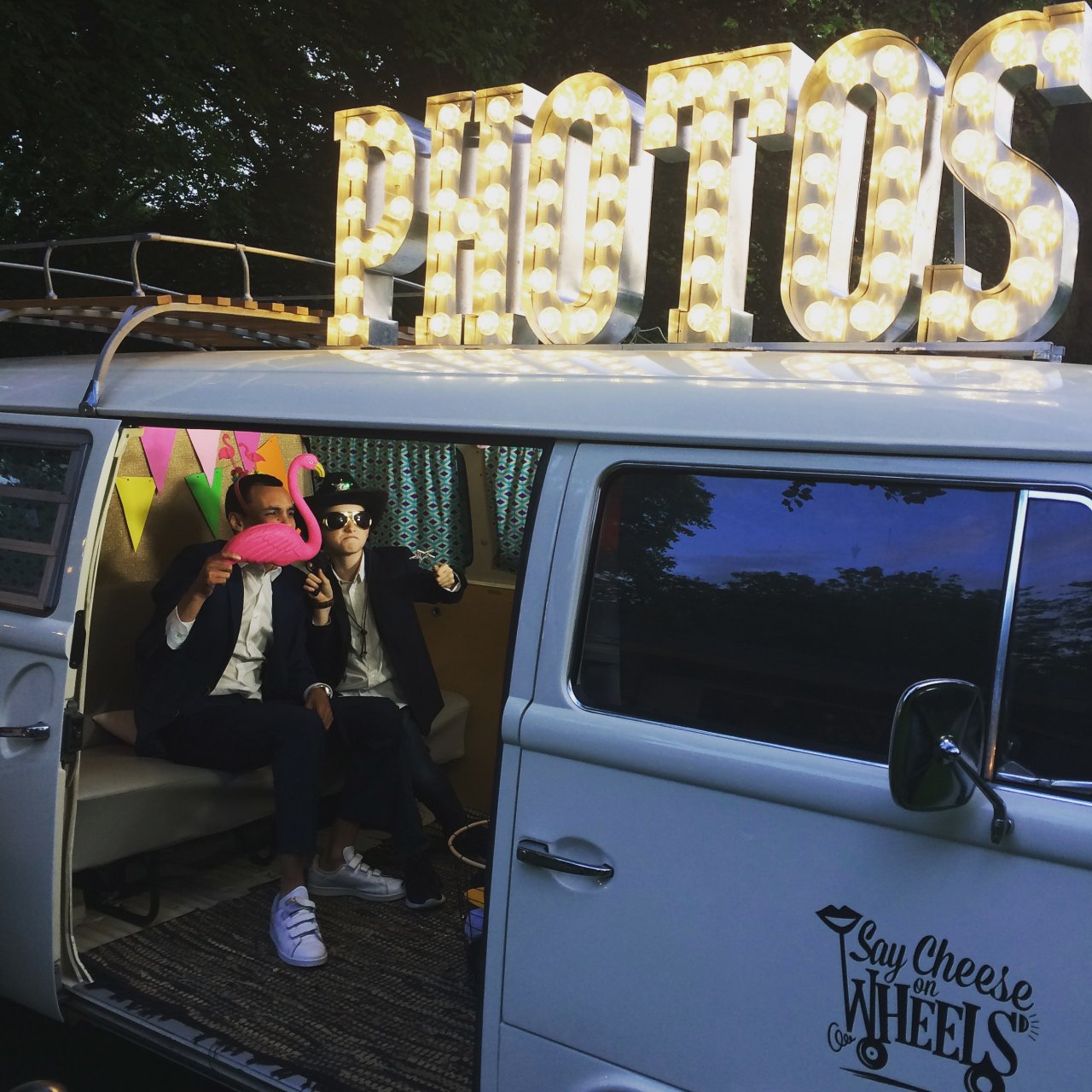 mensen maken foto in fotobus